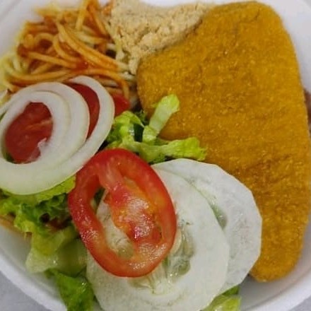 Steak de frango, arroz, feijão, macarrão, farofa, e acompanhamento.