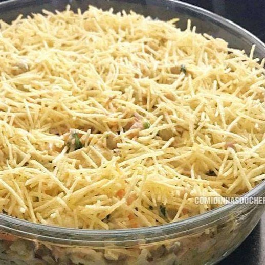 Delicioso salpicão de frango com azeitonas, milho verde, ervilhas maionese, batata palha, salsinha. Preço de 500g. Foto meramente ilustrativa.