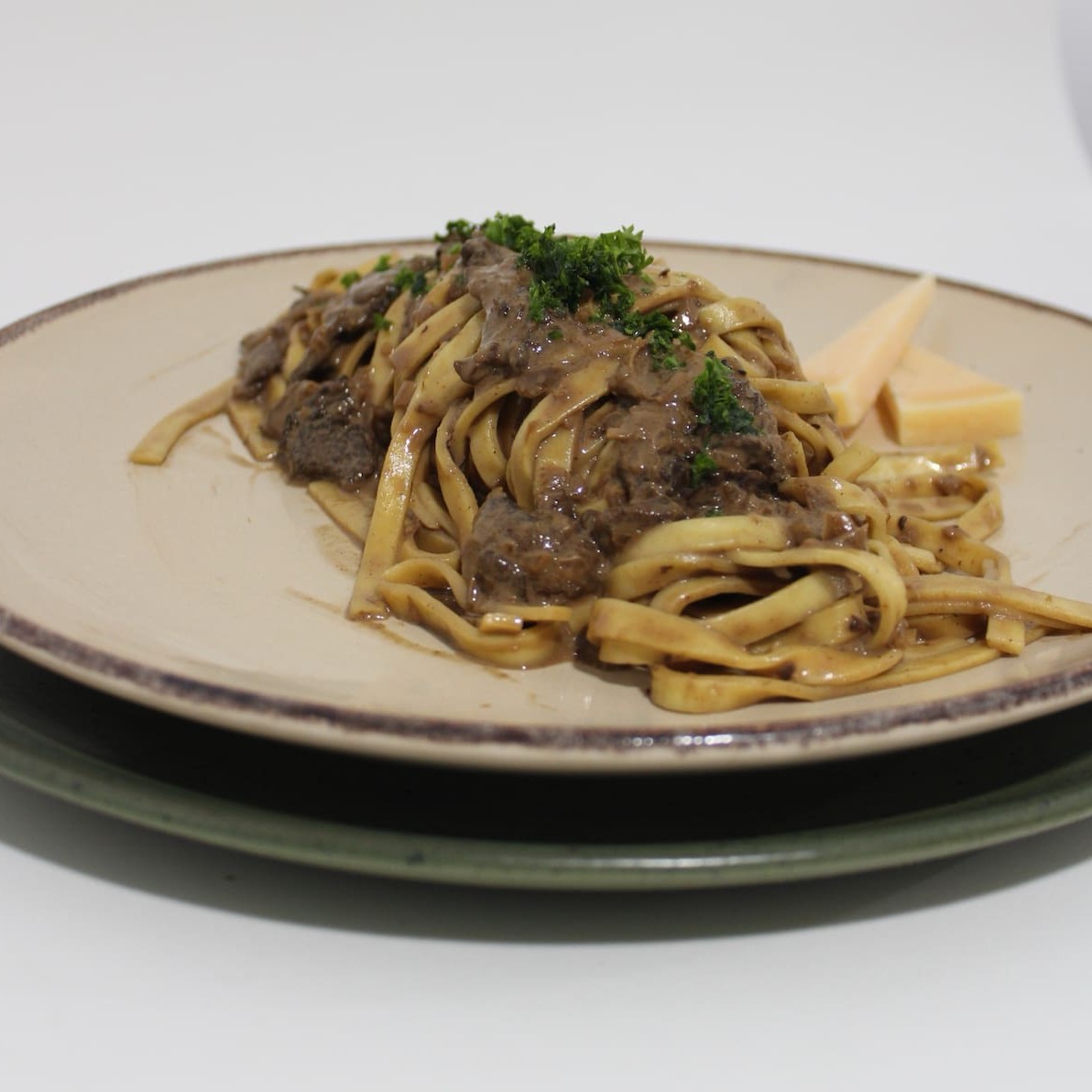 Molho cremoso e cheio de sabor, preparado com funghi secchi reidratado, refogado na manteiga, finalizado com creme de leite fresco e um toque de vinho tinto. Um molho sofisticado, de aroma marcante e textura aveludada, que transforma qualquer massa fresca ou grano duro, ( nhoque, talharim, tagliatelle, penne,  espaguete, ravioli, canelone ) em uma experiência única.