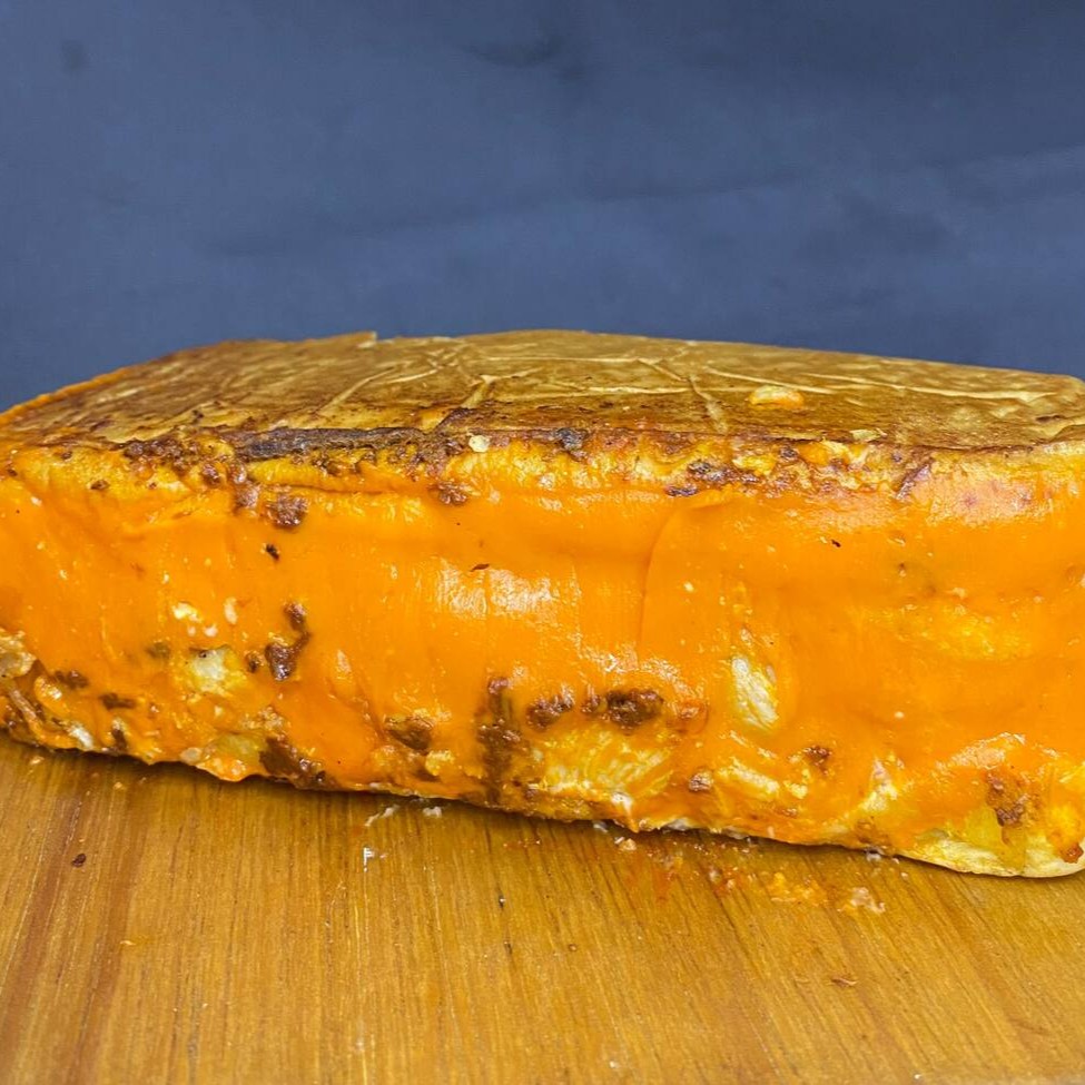 Todos acompanham: salsicha ou linguiça, tomate, cebola, milho, ervilha, maionese, mostarda e batata palha.