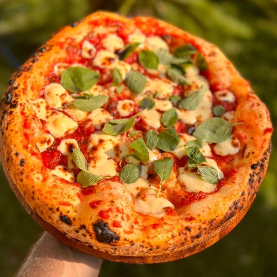 Molho de tomate, muçarela e manjericão. Pizza artesanal, fermentada por 100 horas, com molho feito 100% com carinho e ingredientes naturais, livre de industrializados e aditivos. Serve 2 pessoas.