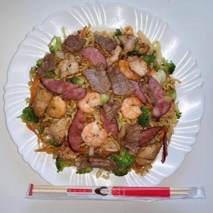 O melhor yakisoba  de camarão: Macarrão, camarão, cebola, cenoura e repolho.