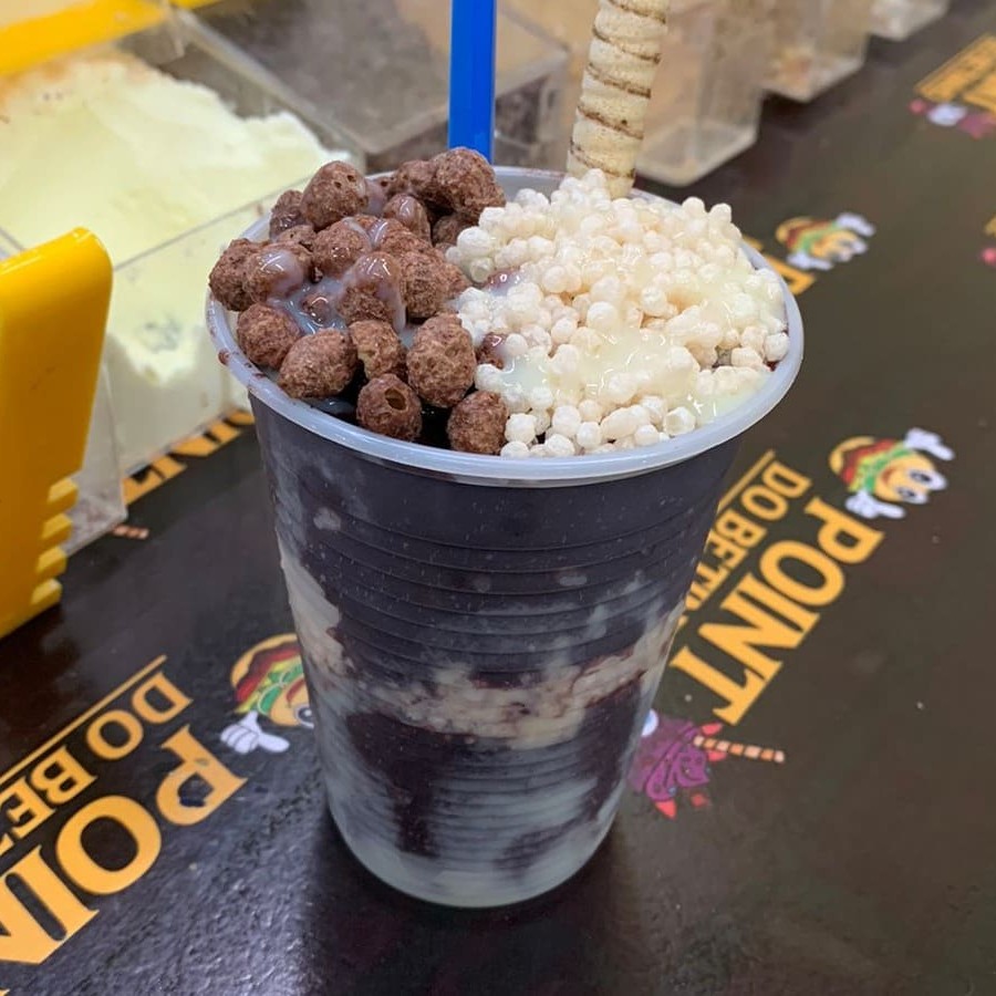 Delicie-se com o nosso inigualável Açaí Artesanal Batido, servido em um copo de 250 ml. Este prato, da categoria Açaí Batido Artesanal, é feito especialmente para você, permitindo-lhe montá-lo do seu jeito. Cada colherada irá transportá-lo diretamente para as exuberantes florestas brasileiras, onde o açaí é colhido. O sabor profundo e a textura cremosa deste açaí batido artesanal, tornam-no um deleite imperdível. Uma experiência gastronômica única, plena de autenticidade e sabor.