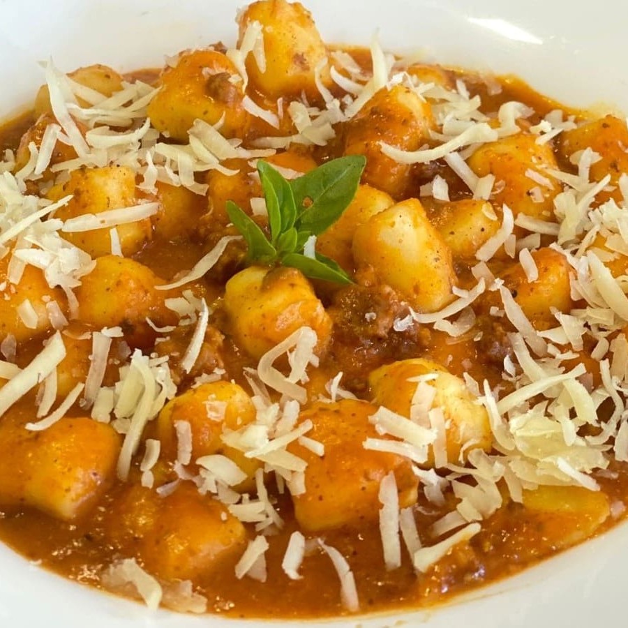 200 gramas de nhoque caseiro com molho bolonhesa.