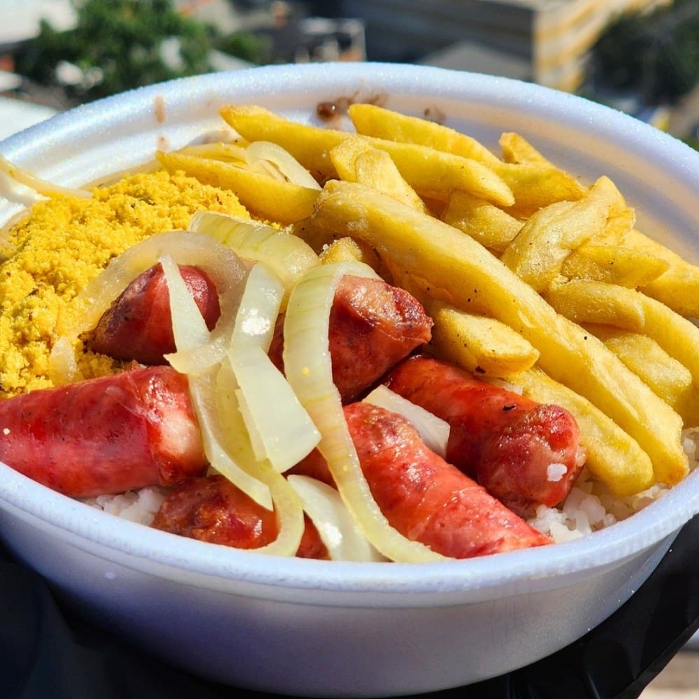 Deliciosa Linguicinha mineira artesanal acebolada bem fritinha com um super acompanhamento a sua escolha. Acompanha arroz branco premium soltinho, feijão preto cremoso, macarrão espaguete al dente e nossa especial farofa caseira crocante!