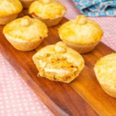 Descubra a incrível empada de frango com Catupiry. Uma combinação perfeita de frango suculento e Catupiry cremoso, encerrados em uma massa leve e crocante. Ao morder, sente a massa que derrete deliciosamente na boca, liberando os ricos sabores do recheio. Esta empada é um prazer indulgente para qualquer momento do Dia, não deixe de experimentar!