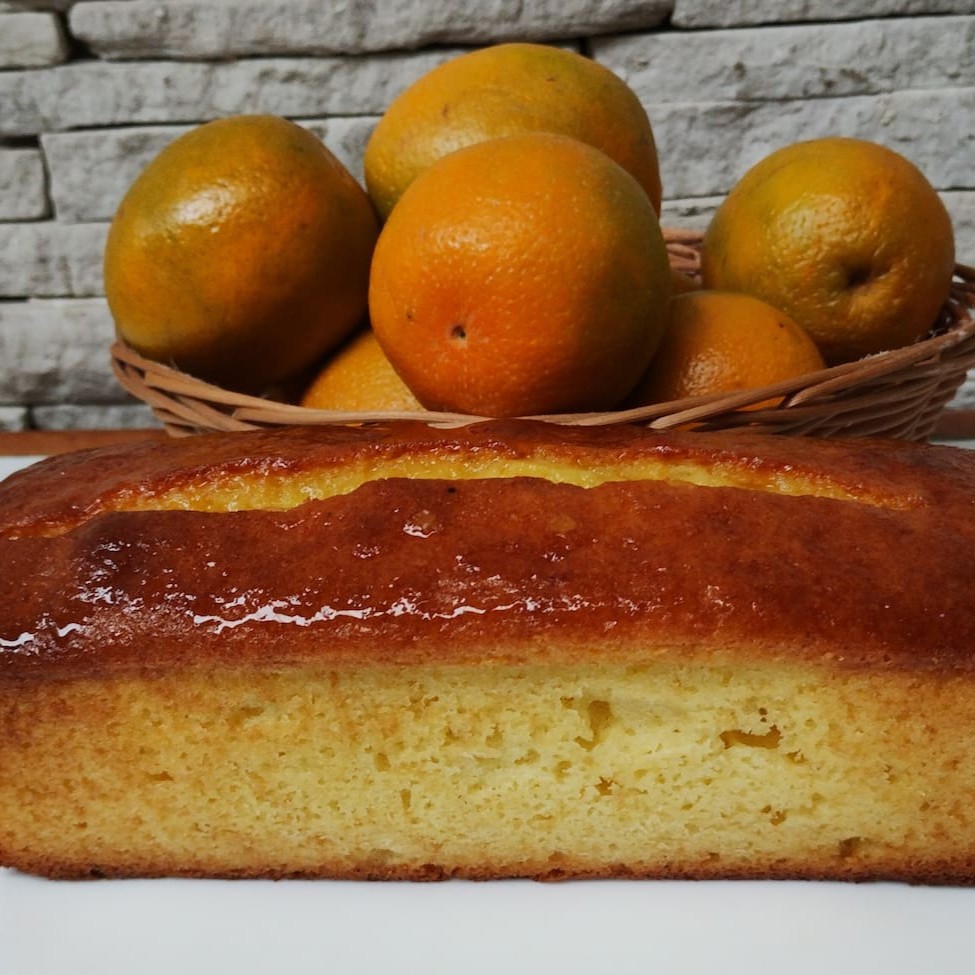 Descubra a deliciosa sensação de saborear um Bolo de Laranja sem Lactose. Com seus 350g de pura tentação, este bolo é uma verdadeira explosão de sabor cítrico, perfeitamente equilibrado e intenso. Ideal para quem busca uma opção saudável e restritiva, sem abrir mão do prazer de um doce bem feito. Cada mordida é uma surpresa deliciosa, proporcionando uma experiência gastronômica inigualável. Inclua em sua dieta e apaixone-se por este membro irresistível.