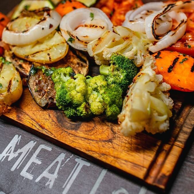 Mix de Legumes Frescos do Dia; batata inglesa ou batata doce, berinjela, abobrinha, cebola, tomate, brócolis, abobora, cenoura, couve flor e nosso delicioso molho chimi-churri.

foto ilustrativa