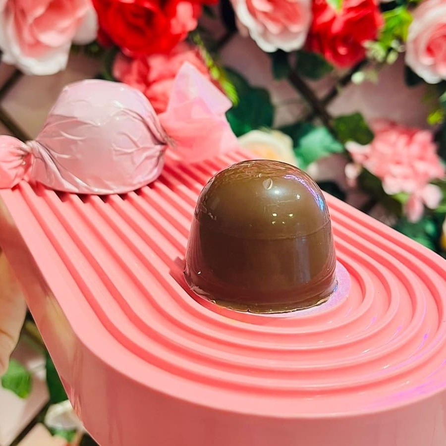 A 'Trufa é uma autêntica tentação para os amantes de chocolate. Este doce primorosamente artesanal combina uma casquinha externa fina de chocolate ao leite, que esconde em seu interior um recheio irresistível De Brigadeiro.