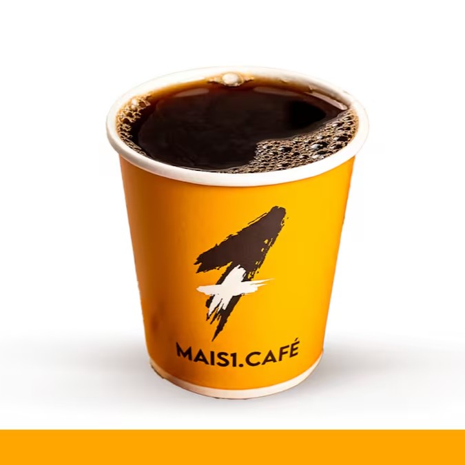 O 'Café Coado' da categoria 'Bebidas Quentes 220ml' é a escolha perfeita para todos os dias. Preparado com um blend exclusivo da Mais1, este café é feito a partir de grãos especiais. Sua riqueza de sabores e aromas, proporcionados pela seleção cuidadosa dos grãos, vai surpreender e fazer o seu Dia começar da melhor forma possível. Experimente a excelência do nosso café e sinta o prazer de uma bebida quente, rica e aromática.