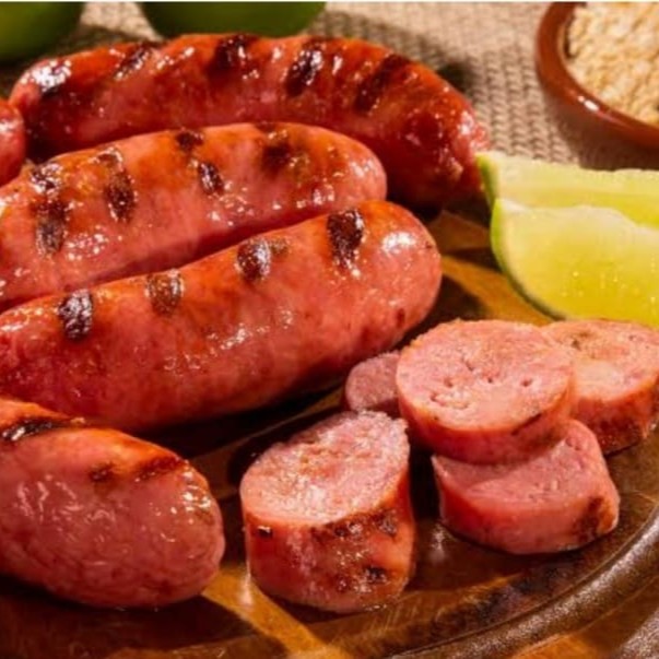 A 'Quentinha Grande: Linguiça Mineira com Arroz, Feijão, Farofa e Fritas' da categoria 'Quentinhas do Dia' é uma opção robusta e saborosa. Nela, você encontra linguiça de churrasco  autêntica, preparada com especiarias que ressaltam seu sabor único. Acompanha arroz branco soltinho, feijão fresquinho, farofa crocante e batatas fritas douradas e crocantes. A mistura desses ingredientes resulta num prato equilibrado e apetitoso, que satisfaz o paladar e a necessidade de uma alimentação completa e repleta de sabor.
