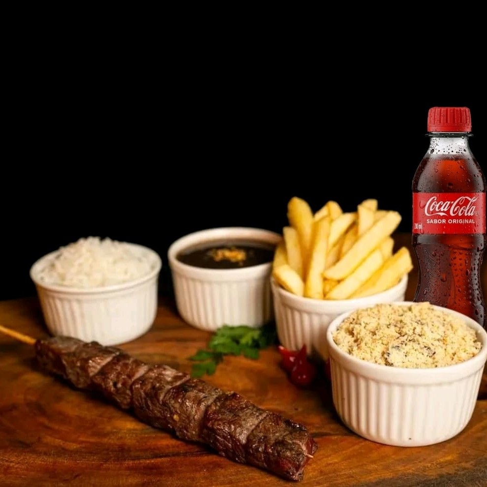 Nosso prato executivo serve 1 pessoa. Acompanha arroz branco, delicioso feijão, farofa de alho e cebola, nossa crocante batata frita palito e 1 espeto. Enviamos cada item em  embalagens separada.