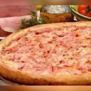 Molho de tomate, muçarela, presunto, azeitonas verdes fatiadas e cobertura de pimenta do reino moída.