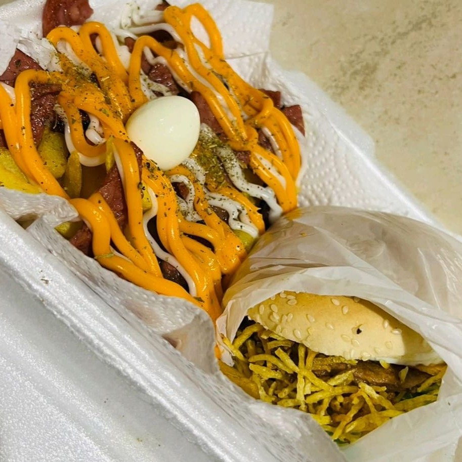 1 x-egg, batata c/cheddar, Catupiry, bacon, calabresa, orégano e ovo de codorna