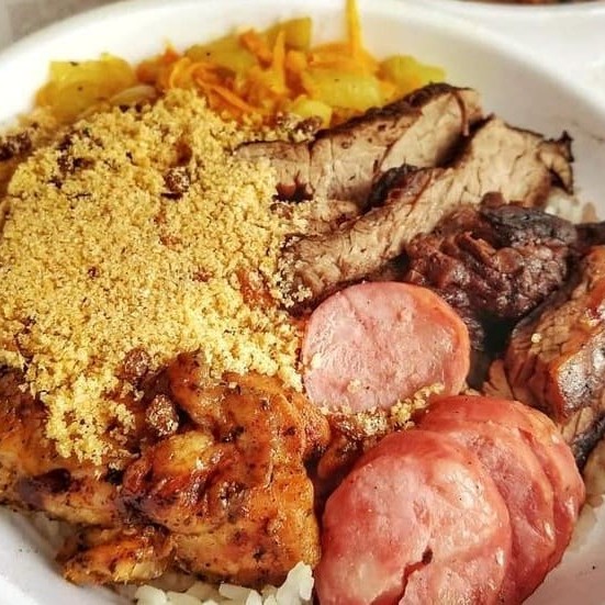 Isca de alcatra, frango e calabresa fatiada com uma arroz branco fresquinho, feijão, fritas, farofa e molho a campanha.