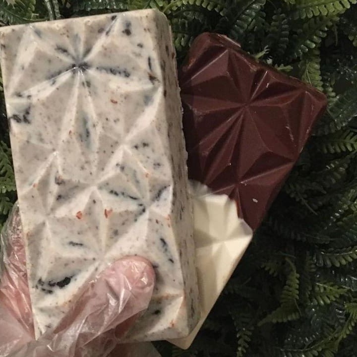 Chocolate branco com morango, chocolate branco com nozes, chocolate branco com amendoim, chocolate branco com biscoito chocolate branco com docinho , tem tanto chocolate preto como o braco