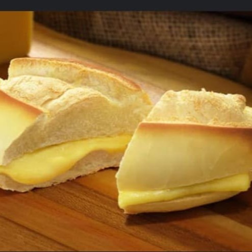 Delicioso pão com generosas fatias de queijo prato.