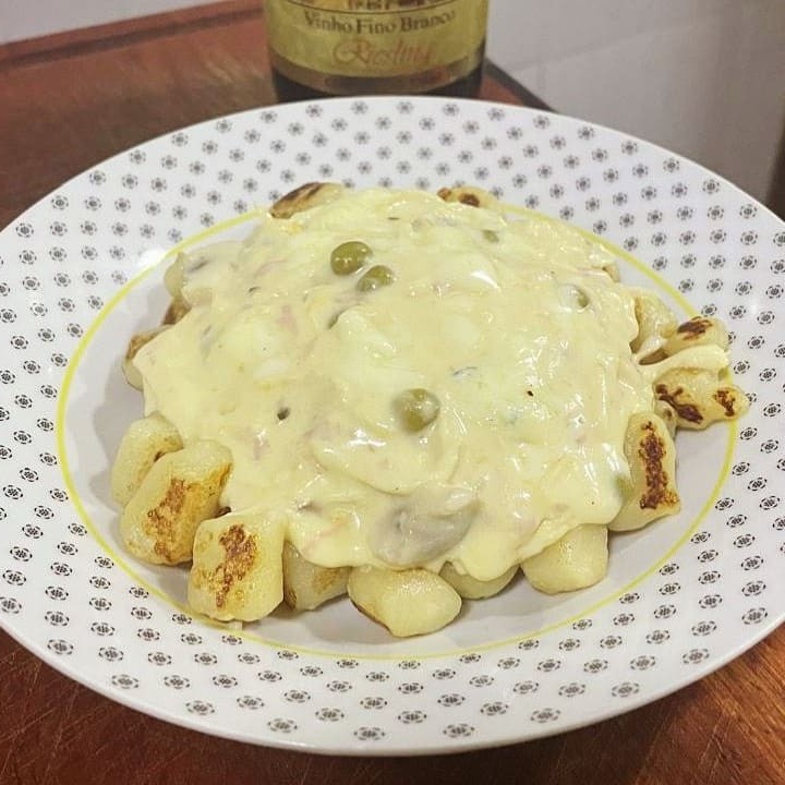 Saboreie nosso delicioso Gnocchi (Nhoque) ao Molho Parisiense de 800g (400g de massa + 400g de Molho) , um dos destaques da nossa categoria de Molhos Especiais. Este prato é cuidadosamente preparado com um molho único, que combina ervilhas frescas e suculentas com presunto de alta qualidade, resultando em uma experiência culinária rica e irresistível. Cada mordida é uma viagem ao coração de Paris, prometendo satisfazer os paladares mais exigentes. Desfrute desta delícia em qualquer ocasião e deixe-se envolver pelo sabor autêntico e sofisticado do nosso Gnocchi ao Molho Parisiense. #massa  #espaguete  #comida  #brasileira  #italiana  #point  #farfalle  #fettuccine  #talharim  #fusilli  #sucos  #polpa  #refrigerantes  #penne  #cupom  #marmita #pasta #nhoque #gnhocchi #capeletti  #ravioli  #massas frescas # #delivery #promoção #desconto #cupom #bebida #coca #spaghetti #janta #barato #gratis #frete #delicia