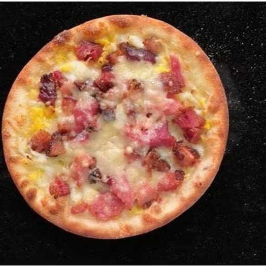 Mussarela, ovo, bacon e parmesão.