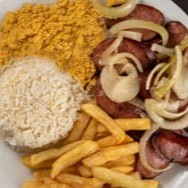 Calabresa suculenta, acebolada bem fininha, acompanhada de arroz branco, feijão preto, farofa e fritas.