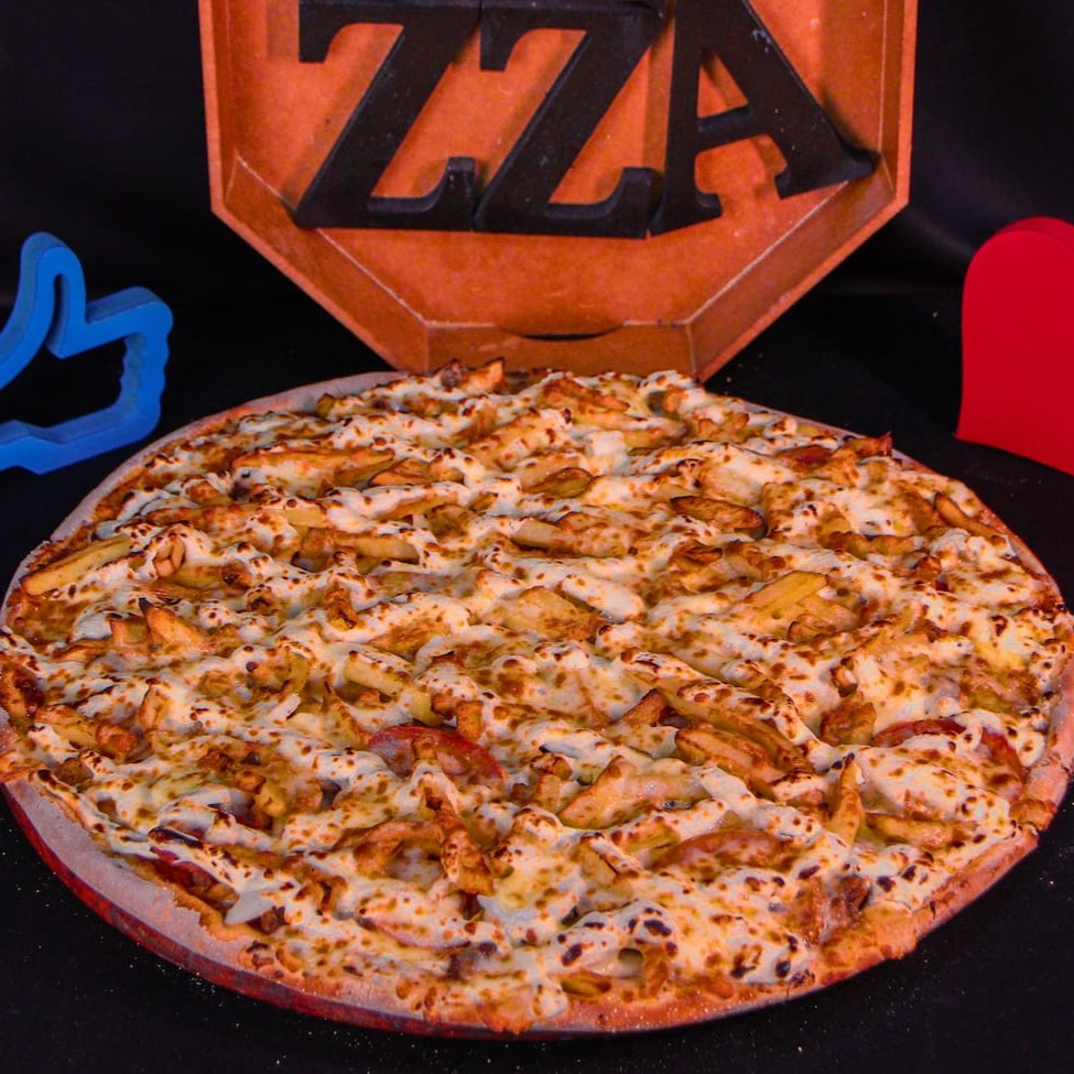 Molho da casa, mussarela, batata frita, contra file na manteiga, ovos, cream cheese, tomate, cebola, orégano