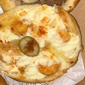 Massa artesanal, molho caseiro, queijo mussarela,camarão, tomate,cebola, azeitona e cream cheese.