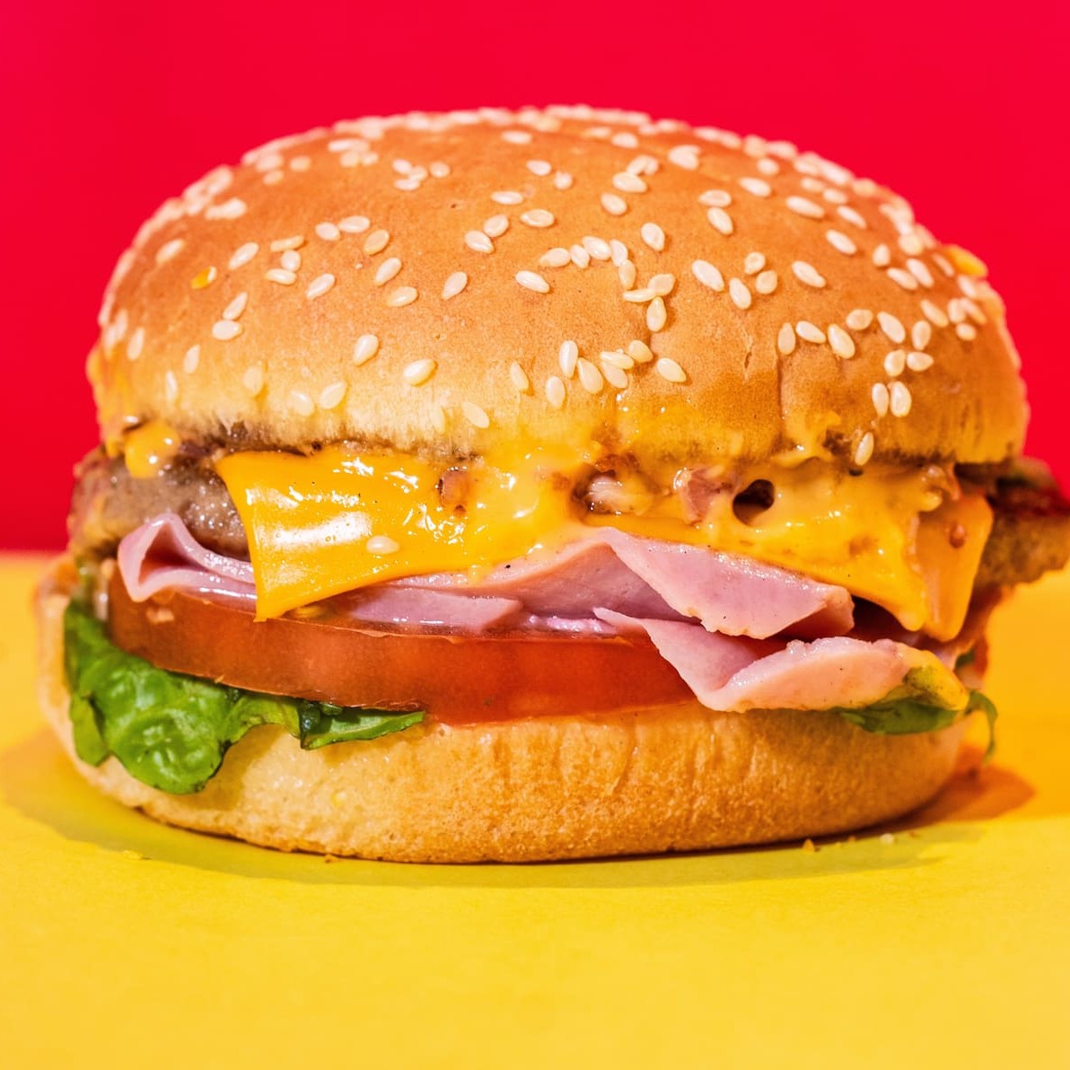 Pão , Carne ,Presunto, Muito bacon ,  Queijo cheddar, Molho da casa e Salada