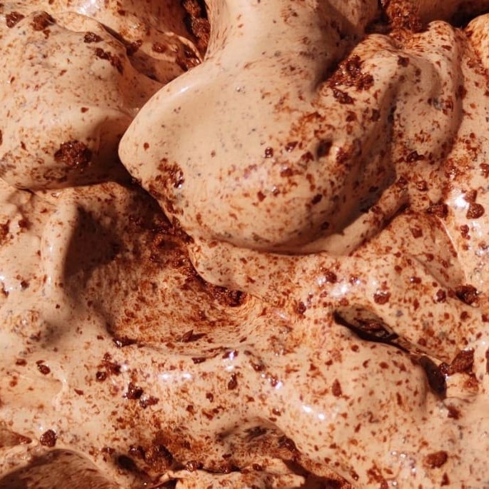 Para os amantes do achocolatado Ovomaltine, um sorvete cremoso com um incrível sabor de chocolate maltado com deliciosos pedaços crocantes de Ovomaltine com chocolate. Descubra uma explosão de sabores a cada colherada. -_~