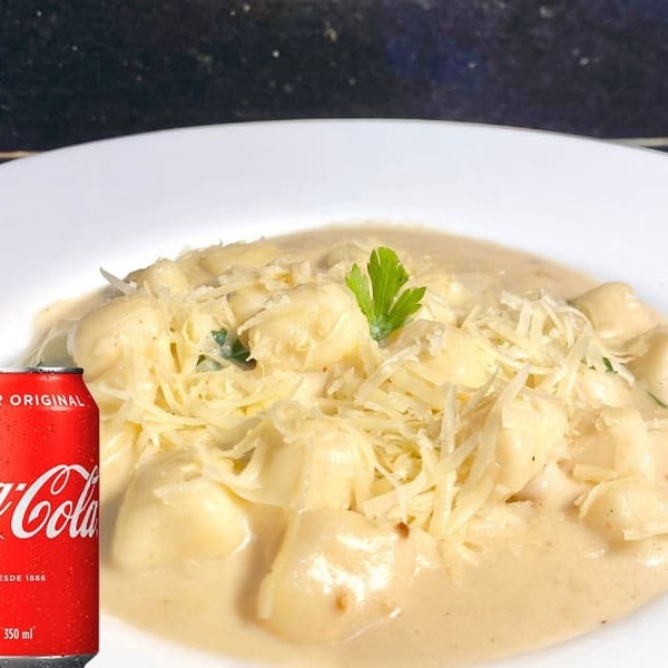Um nhoque clássico + Coca-Cola 350ml por um preço especial! Ideal para um almoço completo e delicioso.