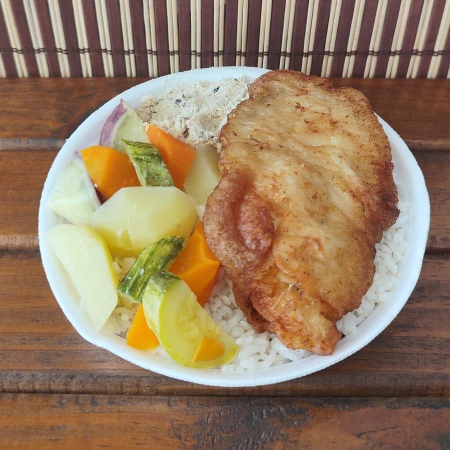Uma refeição completa e cheia de sabor! Frango à milanesa crocante, acompanhado de arroz branco soltinho, feijão preto bem temperado, farofa da casa e uma deliciosa salada de legumes cozidos, frescos e no ponto certo. Porção com aproximadamente 750g, perfeita para uma refeição equilibrada e saborosa. Sabor, frescor e crocância em cada garfada!