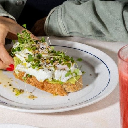Fatia de Sourdough no azeite, pasta de avocado com toque de limão siciliano.