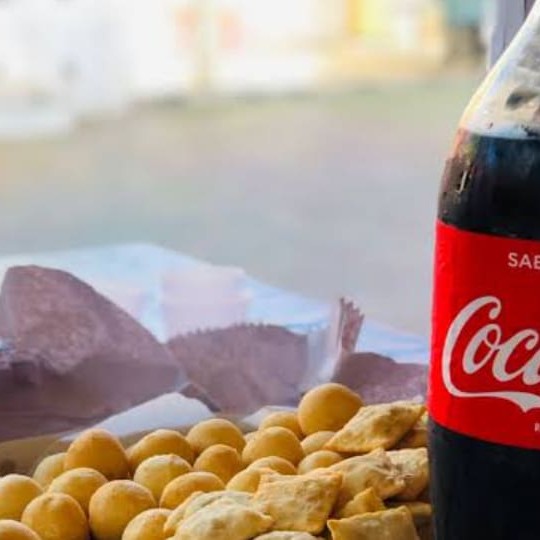 30 unidades de salgados sortidos frito na hora mais 1 coca cola de 1 litro e meio