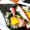 Cone enrolado de alga recheado com manga, arroz, pepino e kani.