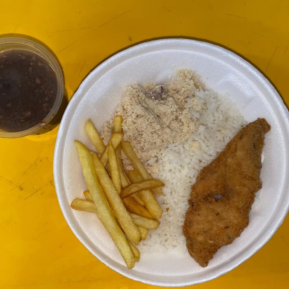 Marmita acompanha: Arroz, feijão, farofa e fritas. Quentinha promocional ideal para quem come pouco.