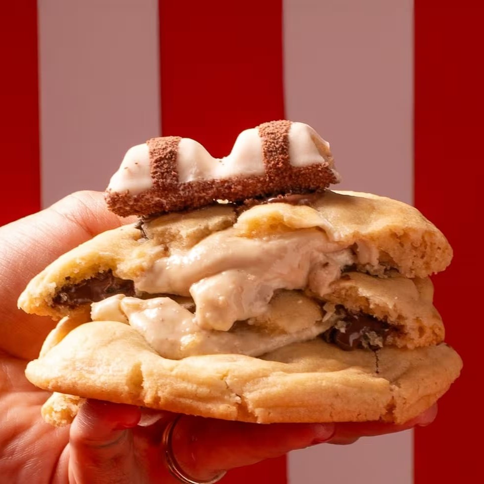 A melhor massa de cookie do mundo feita com baunilha e muuuuitas gotas de chocolate nobre ao leite e branco, mais recheio de chocolate ao leite, Nutella branca artesanal e creme de Kinder bueno white. A finalização fica por conta da Nutella e um generoso pedaço de Kinder bueno white.
#Diadascrianças #kids #crianças #Doce #Sorvete #Gulosemas #Cookies #Flurry #Chocolate