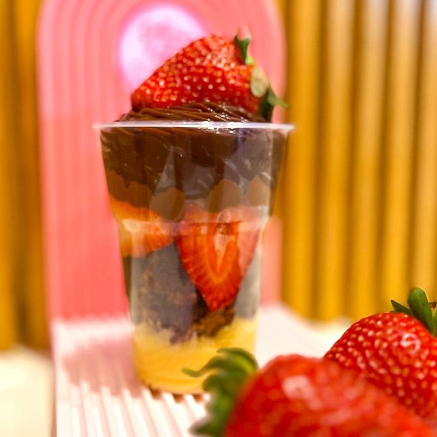 Copo de 200 ml com peso aproximado de 250gramas. Composto por brigadeiro branco, brownie, morangos frescos, Nutella e brigadeiro de chocolate ao leite, finalizado com morango.