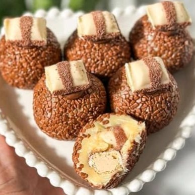 Kinder bueno Original envolvido no brigadeiro de Ninho, finalizado c/ granulé melken nobre + Nutella + Kinder