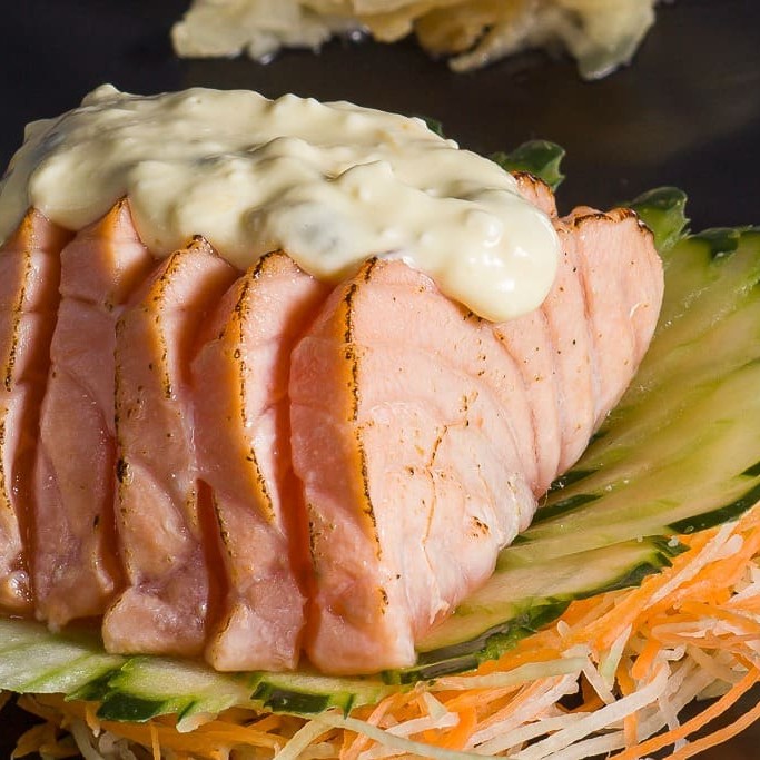 Sashimi de salmão levemente selado com gergelim.