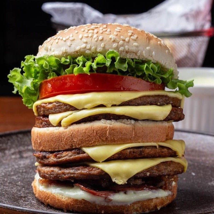 Pão, 4 Carnes, 4 Queijos, Bacon,Calabresa, Salada E Maionese.