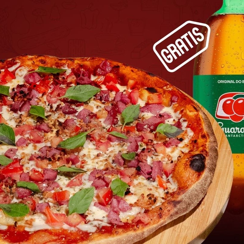 Saboreie a perfeição com nossa Pizza Premium Grande (35cm)! Preparada com ingredientes frescos e selecionados, cada mordida é uma explosão de sabor que vai te surpreender. E para refrescar, leve Grátis um Guaraná Antártica de 1l, super gelado! A combinação ideal para uma refeição deliciosa e completa