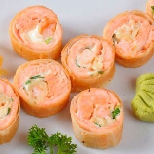 Massa crocante de harumaki, salmão, camarão, cream cheese e cebolinha (sem arroz) sushi