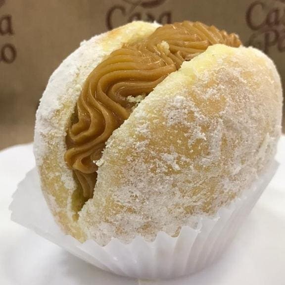 Delicioso sonho de massa fresquinha e recheado com doce de leite , confeitado com açúcar nevado. Venha aproveitar este sonho de sabor.