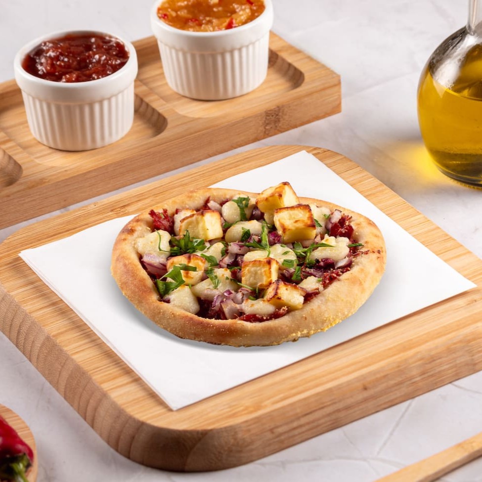 Recheada com carne seca desfiada, queijo coalho, cebola roxa picada e salsa picada, uma mistura de sabores típicos e refrescantes.