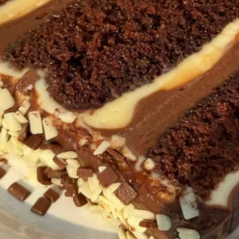 Massa de chocolate com recheio cremoso de cream cheese e trufado de chocolate.  Peso aprox.: 180g