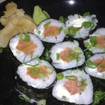 Enrolado de arroz japonês , salmão , creme cheese e cebolinha. 10 unidades