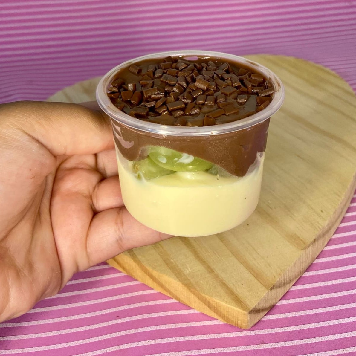 Composto de creme 3 leites, uvas verde sem semente e nosso brigadeiro 100% cacau ! Embalagem de 145ml.