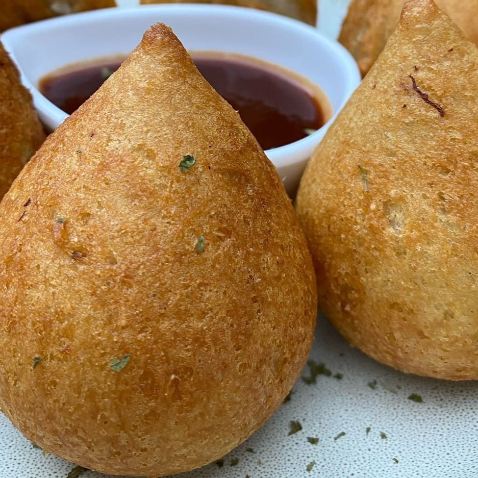 Coxinha recheada com Catupiry + molho da casa.