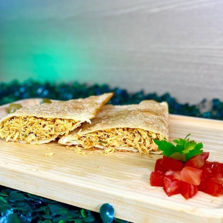 Frango desfiado e temperado na medida certa, macio e suculento. Tudo em uma deliciosa massa dourada e sequinha, com 20cm de puro sabor. Podendo adicionar 1 complemento da sua preferência.