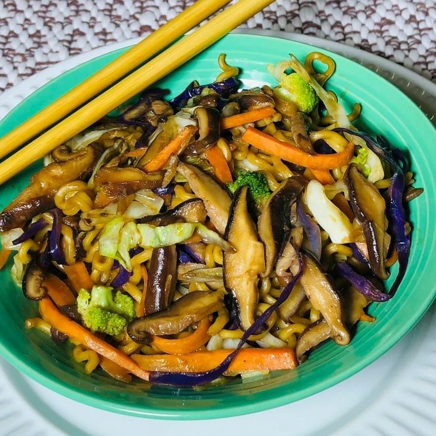 Lamém com legumes refogados no tradicional Sake Japonês e autênticos molhos chineses com tiras de cogumelo Shitake.  Legumes: Repolho Verde, Repolho Roxo, Brócolis e Cenoura.  Utilizamos Shoyo ligth com baixo teor de sódio (sal).  Peso aproximado dos alimentos in natura (antes da cocção).