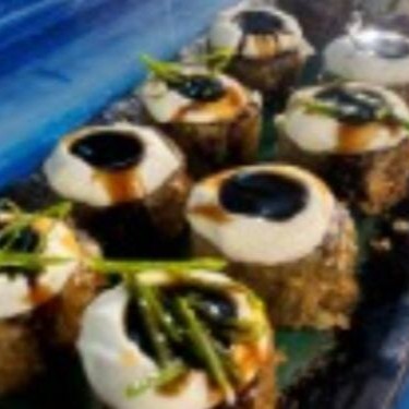 Delicioso hot de skin , com recheio de pele de salmão grelhada e finalizada com cream cheese, terê e cebolinha - 10 unidades